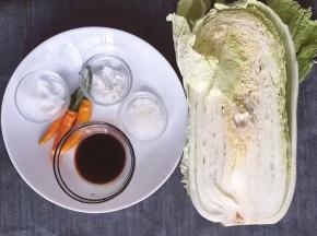 将白菜，生抽，淀粉，白糖，辣椒，盐准备好