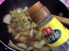 放入2勺醋入锅中