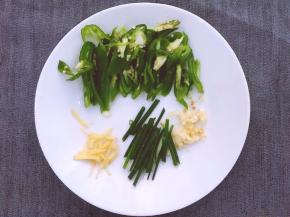 将青椒洗净切丝，将葱切段，将生姜切丝，大蒜切碎