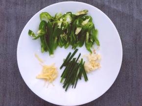 将青椒洗净切丝，将葱切段，将生姜切丝，大蒜切碎