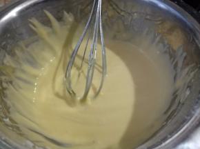 筛入低粉，拌至无干粉，再加入蛋黄拌匀