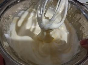 取1/3蛋白，加入蛋黄糊里，拌匀