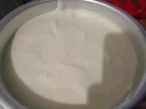 倒入磨具中，抹平表面，轻震两下