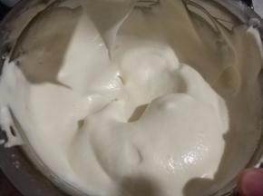 再倒回蛋白糊中，翻拌均匀