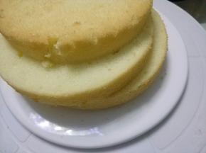 准备好蛋糕切片，淡奶油+细砂糖打发至8分发