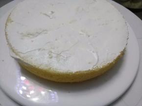 先将一片抹上奶油霜，有水果可以中间加些水果