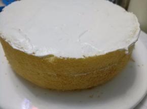 盖上第二片，再抹上奶油霜