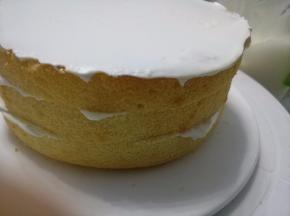 盖上第三片，同样抹上奶油霜