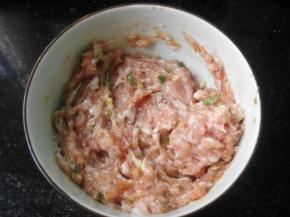 肉末里加点葱花、酱油、盐拌匀