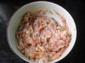 肉末里加点葱花、酱油、盐拌匀