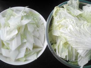 白菜切片，菜帮和菜叶分开