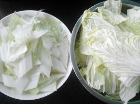 白菜切片，菜帮和菜叶分开