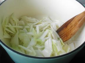 热油锅，下白菜帮翻炒一会