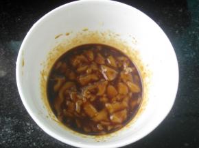 将浓汤宝和酱油加入碗中，调均匀待用