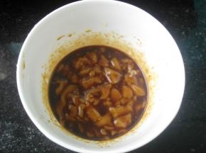 将浓汤宝和酱油加入碗中，调均匀待用