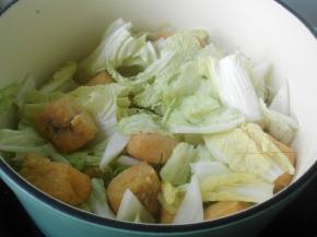 加入菜叶和油豆腐炒匀，将调味好的味汁倒入