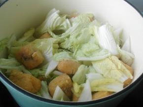 加入菜叶和油豆腐炒匀，将调味好的味汁倒入