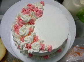 挤在蛋糕胚上，挤出自己喜欢的样子