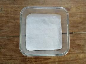 取玻璃碗，底部垫油纸