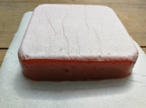 冷藏定型后，用脱模刀四周划一圈，然后将玻璃碗倒扣，山楂糕自动脱模，揭去表面的油纸