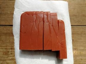 用刀切成小块食用即可
