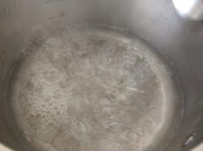 将水煮开，关火