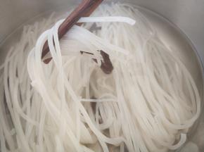 把米粉和干木耳放入锅中，盖上盖子闷10分钟