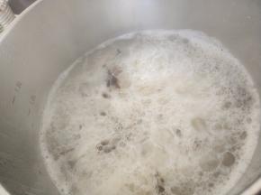 再将水倒掉，重新换水煮开，放入米粉和木耳