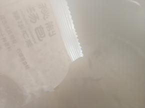 再倒入秘制汤包，腐竹，酸笋，花生米，白菜叶等辅料，煮至米粉可以轻松夹断即可