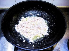 快速翻炒，当里脊丝炒散变白后捞出，控净油。