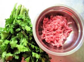 将肉丝和香菜材料准备好