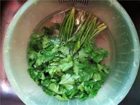 将香菜择洗干净，切段备用