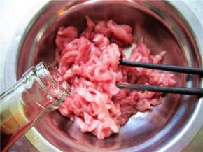 在猪里脊丝内加料酒、盐、鸡蛋清、湿淀粉