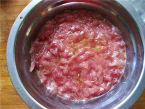 用手抓拌均匀，上边加一勺油，然后蒙上保鲜膜放在冰箱里静置30分钟。