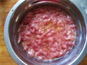 用手抓拌均匀，上边加一勺油，然后蒙上保鲜膜放在冰箱里静置30分钟。
