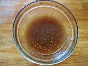 碗内加入清汤、盐、醋、胡椒粉、料酒调成清汁。