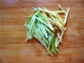 葱、姜切丝备用。