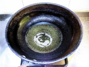 炒勺置于火上，放入油，烧至三四成熟时