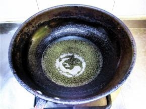 炒勺置于火上，放入油，烧至三四成熟时