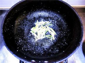 勺内留底油，烧至七成热时，倒入葱姜丝