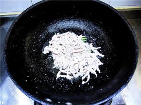 放入已经煸炒过的里脊丝