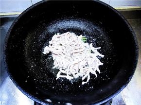 放入已经煸炒过的里脊丝