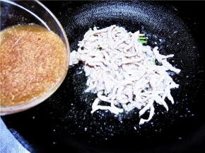 倒入调好的料汁