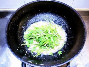 下入香菜段迅速翻炒几下