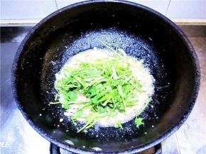 下入香菜段迅速翻炒几下