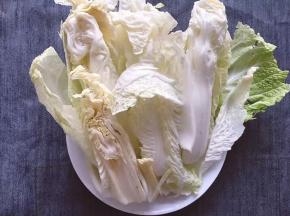 将白菜去蒂一片一片扳开