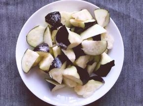 将一勺盐撒在茄子上，在用手抓匀腌制15分钟，去掉水分