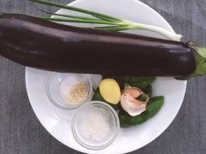 将茄子，辣椒，鸡精，白糖，大蒜，生姜，香葱准备好