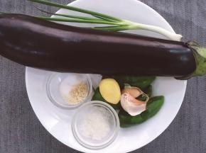 将茄子，辣椒，鸡精，白糖，大蒜，生姜，香葱准备好