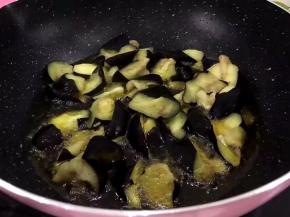 锅里放油，多放点，油热至八九成热时，将茄子放入